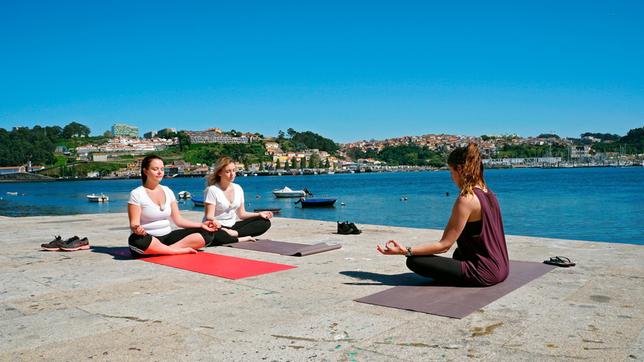 Bild: BR/Bewegte Zeiten GmbH Hotelpraktikantin Alina Meinhard und Jungköchin Steffi Gehrlein machen in Porto einen Yoga-Kurs am Fluss.