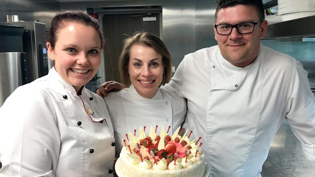 Bild: BR/Bewegte Zeiten Filmproduktion/Conny Schulze Jungköchin Steffi Gehrlein und Pâtissière Nadja Maneva bereiten das große Erdbeer-Event vor. Sie präsentieren ihre Erdbeertorte zusammen mit Küchenchef Marcus Kirchgäßner.