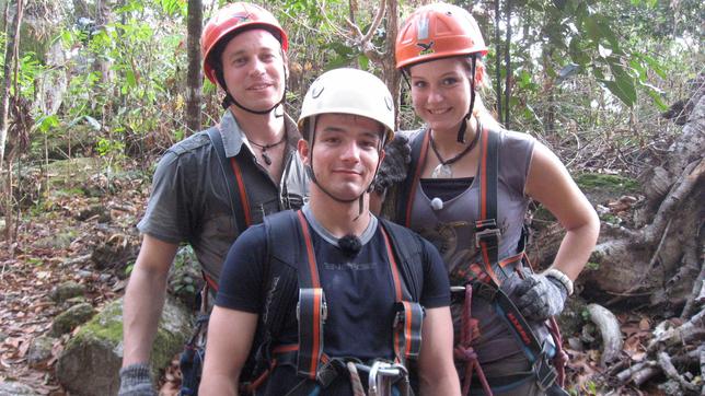 Kadett Robin Siemer, Kochazubi Markus Töpfer und Praktikantin Ella Hartung im Dschungel.
