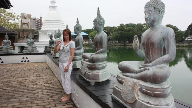 Passagierin Petra Schmitt mit Buddastatuen auf Sri Lanka.