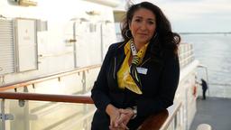 Concierge Elizabet Kaya. In Istanbul geboren, in Deutschland aufgewachsen. Sie arbeitet seit 2019 auf dem kleinen Kreuzfahrtschiff. Sie ist die "Wunschfee" an Bord.