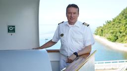 Kapitän Igor Gaber, Ukraine, verheiratet. Fährt seit 35 Jahren zur See. Zu Beginn seiner Laufbahn arbeitet er erst auf Frachtschiffen, bevor er an Bord eines Kreuzfahrtschiffes Kadett wurde. Er liebt es, die Weltmeere zu bereisen und immer neue Menschen kennenzulernen. Er möchte unbedingt noch nach Alaska reisen.  