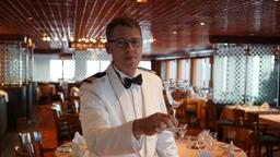 Maitre d’hotel / Restaurantleiter Aleksey Ocheretnyi (43), verheiratet, Ukraine. Er war schon auf vielen Schiffen tätig und hat sich vom Assistenzkoch zum Restaurantleiter hochgearbeitet. An Bord des kleinen Kreuzfahrtschiffs arbeitet er seit 2015. 