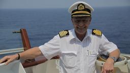Kapitän Morten Hansen (57 Jahre, Folgen 233–252): Es gibt auch nach 40 Jahren immer noch etwas Neues zu erleben! Das ist ein Grund, warum Kapitän Morten Hansen seinen Beruf so liebt. Auch dieses Mal erobert der norwegische Seemann an Bord seiner "Weißen Lady" Neuland. 