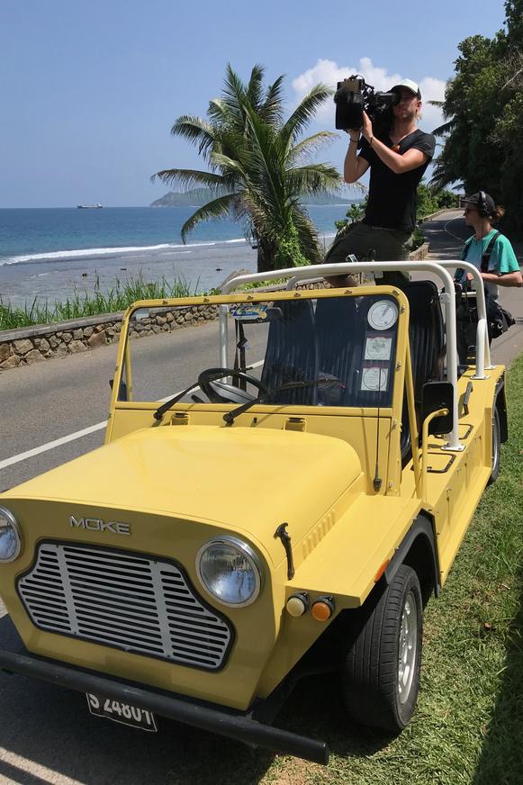 Bild: Bewegte Zeiten Filmproduktion GmbH Da arbeiten, wo andere Urlaub machen: Dreharbeiten auf Mahé, der größten Insel der Seychellen.