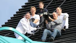 Kapitän Morten Hansen und die Crew genießen den Ausblick vom Kamin. 