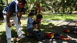 Kreuzfahrtdirektor Thomas Gleiß ist mit seiner Ehefrau und Künstlerchefin Katrin Gleiß-Wiedmann und Söhnchen Lio auf Landausflug in Puntarenas. Sie besuchen einen Papageienpark (Macao Sanctuary).
