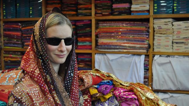 Sängerin Joanna Zimmer in Dubai im Souk.