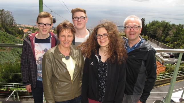 Bild: BR/Bewegte Zeiten GmbH/Stephan Rebelein Familie Aschenbrenner ist auf Madeira (Portugal) endlich wieder vereint. Die Passagiere Andrea und Hans-Jörg Aschenbrenner haben auf der langen Reise ihre drei Kinder vermisst, die in Madeira endlich zu ihnen stoßen.