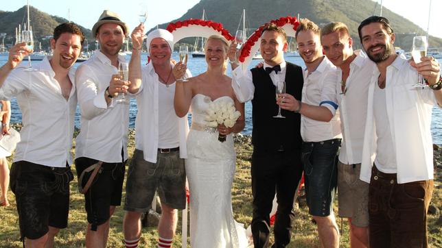 Bild: BR/Bewegte Zeiten GmbH/Henning Kröger Gruppenbild mit "voXXclub" und dem Hochzeitspaar Iris und Torsten bei der Hochzeit auf Iles-des-Saintes/Guadeloupe in der Karibik.