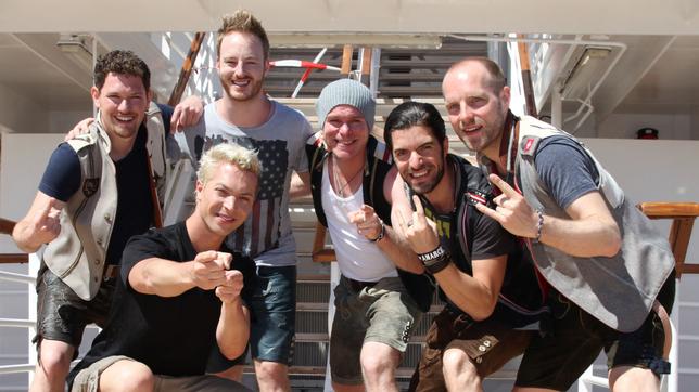 Bild: BR/Bewegte Zeiten GmbH/Henning Kröger Die Band "voXXclub" posiert auf dem Außendeck der "Grand Lady".