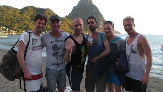 Bild: BR/Bewegte Zeiten GmbH/Stephan Rebelein Die Jungs von "voXXclub" am Strand in der Karibik.