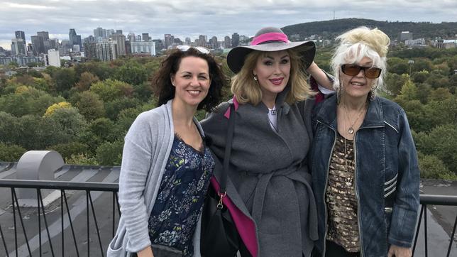 Bild: Bewegte Zeiten Filmproduktion GmbH/BR/gerrit Mannes Reiseleiterin Maika Wüscher unternimmt mit Künstlerin Gloria Gray und ihrer Freundin Michelle einen Ausflug durch Glorias "zweite Heimat" Montreal.