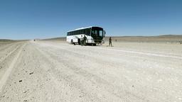 Auf der Strecke quer durch die Wüste nach Swakopmund werden die Reisenden durch eine Buspanne aufgehalten.