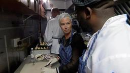 Die Berlinerin Jeannette Hartmann kocht in der Bordküche des "African Explorers" für ihre Mitreisenden.
