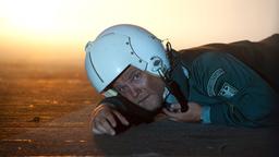 Matthias Koeberlin, der den Hubschrauberpiloten Klaus Becher spielt, liegt am Boden