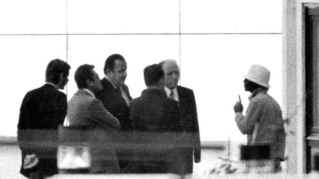 Originalfoto: Der Terrorist verhandelt hier u. a. mit Bundesinnenminister Hans-Dietrich Genscher (3. v. l.).