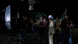 Szene von den Dreharbeiten: Zu sehen ist der Terrorist mit weißem Hut vor dem Hubschrauber