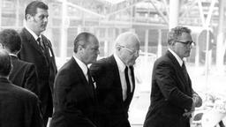IOC-Präsident Avery Brundage (2.v.r.) aus den USA trifft im Münchner Olympiastadion zur Trauerfeier ein