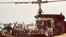 Auf dem Militärflughafen Fürstenfeldbruck steht das Wrack eines Hubschraubers vom Bundesgrenzschutz