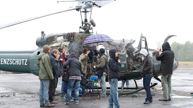 Bild: ARD Der Hubschrauber wird drehfertig gemacht