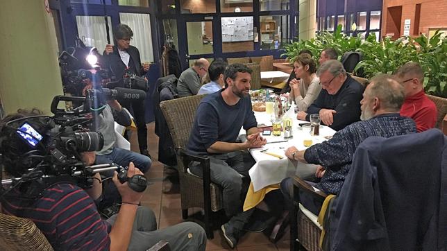 Bild: SWR Am “Gottlosen-Stammtisch” von Martin Wagner wird darüber diskutiert, wie man die Welt ohne Religion gerechter machen kann.