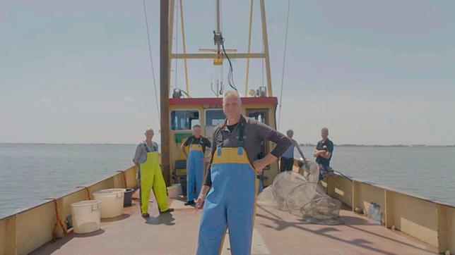 Die letzten Fischer von Volendam – Patrick Schilder auf seinem Boot, auf dem Jisselmeer. Im Hintergrund: Seine Crew.