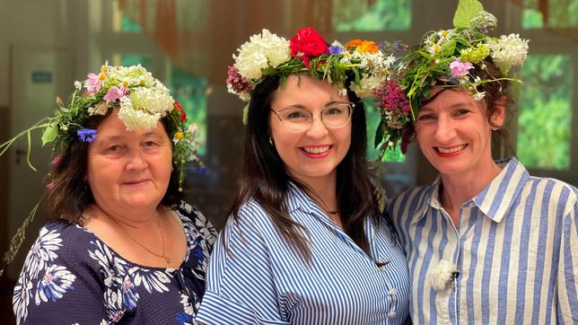 Bild: rbb/Patricia Corniciuc Krankenschwester Andzelika Misiura mit Kristin Joachim vom Studio Warschau und einer Landfrau.