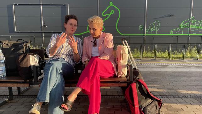Bild: rbb/Patricia Corniciuc Ein Jahr nach den Parlamentswahlen in Polen, bei der die national-konservative PiS abgewählt wurde, will ARD-Korrespondentin Kristin Joachim wissen, wie die Frauen auf die aktuelle gesellschaftliche Situation schauen. Sie trifft ganz unterschiedliche Polinnen, die jede ihren persönlichen Blick auf Frauenrechte, Gleichberechtigung und die Zukunft des Landes haben. - Feminismus-Ikone Joanna Scheuring-Wielgus (Neue Linke) verlässt Polen und geht nach Brüssel. Hier mit Kristin Joachim vom Studio Warschau.