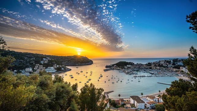Mallorca ist die beliebteste Urlaubsinsel der Deutschen. Längst fliegt aber die halbe Welt auf die Insel. Es gibt sogar Direktflüge aus New York nach Palma! Vor allem wohlhabende Gäste schauen sich dann auch häufig nach Wohnungen oder Häusern um. Kann man die Insel kaputt lieben und was ist nötig, um zwischen Mallorca und den Touristen wieder ein gesundes Gleichgewicht herzustellen? Dieser Frage geht Spanien-Korrespondent Sebastian Kisters in diesem Film nach.