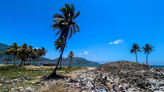 Müllberge am Strand von Cap Haitien / Haiti