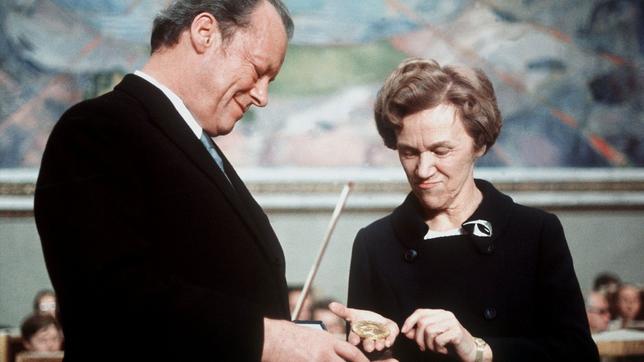 Bild: dpa Willy Brandt wird am 10.12.1971 der Friedens-Nobelpreise in Oslo verliehen.