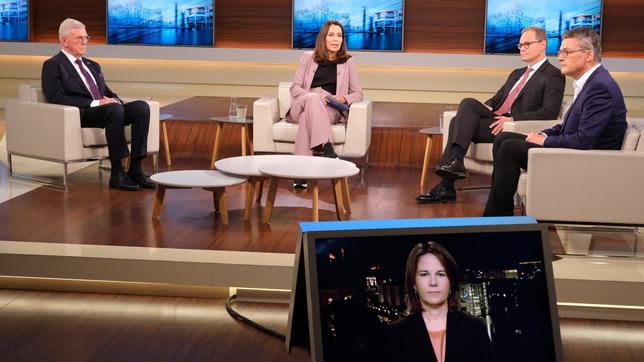 Anne Will mit ihren Gästen im Studio am 18.09.2022.