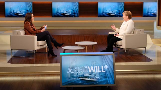 Moderatorin Anne Will und Bundeskanzelerin Angela Merkel sitzen sich gegenüber.