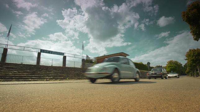 Autos fahren am Eingang der Sportschule in Malente vorbei