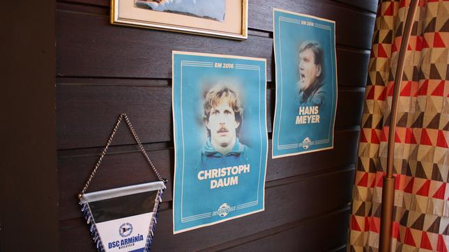 An der Wand der Sportschule hängen Plakate von Christoph Daum und Hans Meyer