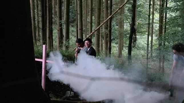 Bild: WDR/beckground tv GmbH Nico Patschinski und Tim Wiese bei den Dreharbeiten im Wald