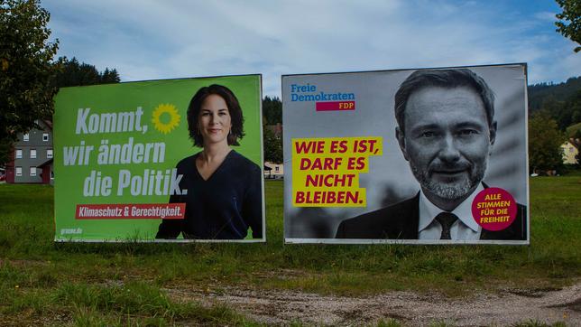 Wahlplakate der "GRÜNEN" und der FDP