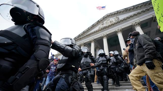 Polizei steht vor dem Kapitol in Washington.