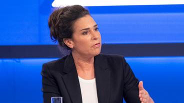 Bild: WDR/Oliver Ziebe Angesichts des schnellen Anstiegs der Infektionszahlen und einer drohenden Überlastung des Gesundheitswesens haben Bund und Länder über Ostern den schärfsten Lockdown seit Beginn der Pandemie beschlossen. Gleichzeitig sinken die Zustimmungswerte der Bevölkerung zur Corona-Politik immer weiter. Verspielt die Politik das Vertrauen der Bürger? – Zu Gast: Dagmar Rosenfeld (Journalistin).