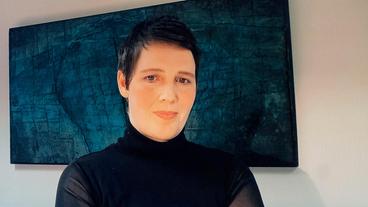 Bild: WDR/Oliver Ziebe Angesichts des schnellen Anstiegs der Infektionszahlen und einer drohenden Überlastung des Gesundheitswesens haben Bund und Länder über Ostern den schärfsten Lockdown seit Beginn der Pandemie beschlossen. Gleichzeitig sinken die Zustimmungswerte der Bevölkerung zur Corona-Politik immer weiter. Verspielt die Politik das Vertrauen der Bürger? – Zugeschaltet: Viola Priesemann (Physikerin).