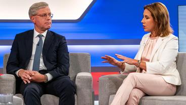 Bild: WDR/Melanie Grande Gäste bei Sandra Maischberger: Norbert Röttgen, CDU (Vorsitzender des Auswärtigen Ausschusses) und Katja Dofel (Börsennexpertin).