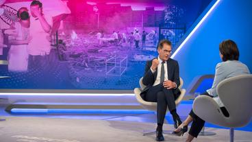 Bild: WDR/Melanie Grande Gast bei Moderatorin Sandra Maischberger (r): Dr. Gerd Müller, CSU (Bundesentwicklungsminister)