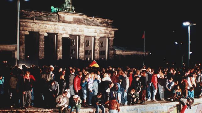Menschen beim Mauerfall vor dem Brandenburger Tor