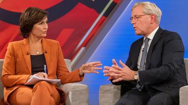 Bild: WDR/Melanie Grande Moderatorin Sandra Maischberger im Gespräch mit Norbert Röttgen, CDU (Vorsitzender des Auswärtigen Ausschusses).