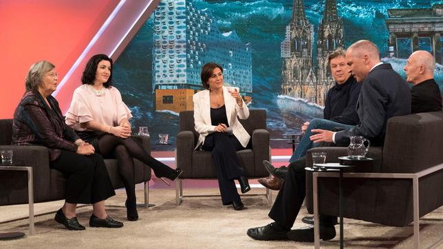Bild: WDR/Max Kohr Sandra Maischberger diskutiert mit v.l.n.r. Bärbel Höhn, B’90/Grüne (ehem. NRW-Umweltministerin), Dorothee Bär, CSU (Staatssekretärin), Jörg Kachelmann (Meteorologe), Hans Joachim Schellnhuber (Klimaforscher), Alex Reichmuth (Wissenschaftsjournalist)