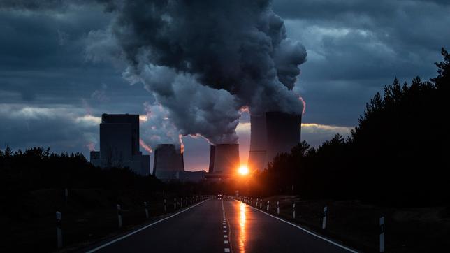 Das Braunkohle-Kraftwerk Boxberg, aufgenommen während des Sonnenuntergangs in Boxberg