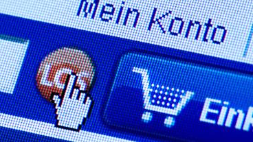 Bild: dpa/Arno Burgi Aus Angst geben manche Betreiber ihren Online-Shop lieber auf.