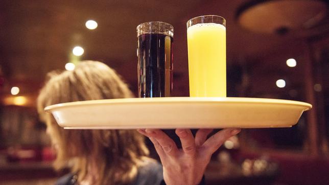 Bild: dpa In Restaurants wird sehr oft mehr gearbeitet.