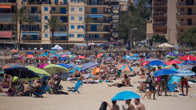 Bild: picture alliance / ZUMAPRESS.com /Marcin Nowak Touristen an der Playa de Palma auf Mallorca